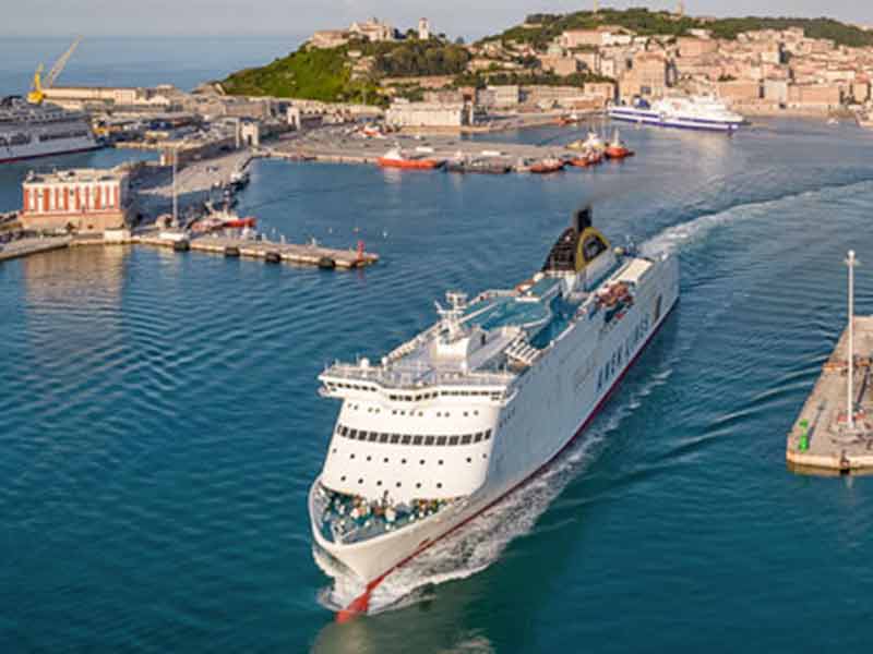 Un traghetto lascia il porto di Ancona